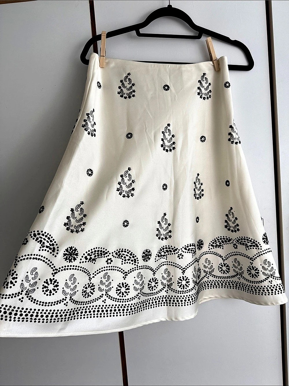 White House Black Market beaded Paisley A-Line Skirt in White & Black Size 4